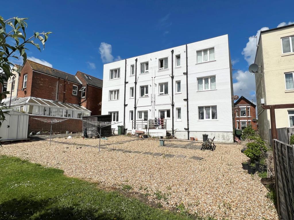Lot: 22 - FREEHOLD BLOCK OF SIX TWO-BEDROOM FLATS FOR INVESTMENT -